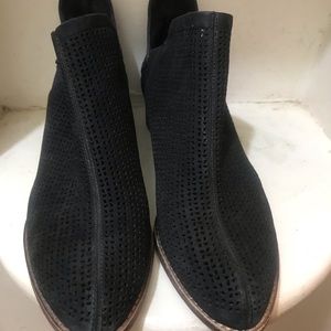 Vince Camuto boots black size 7 1/2